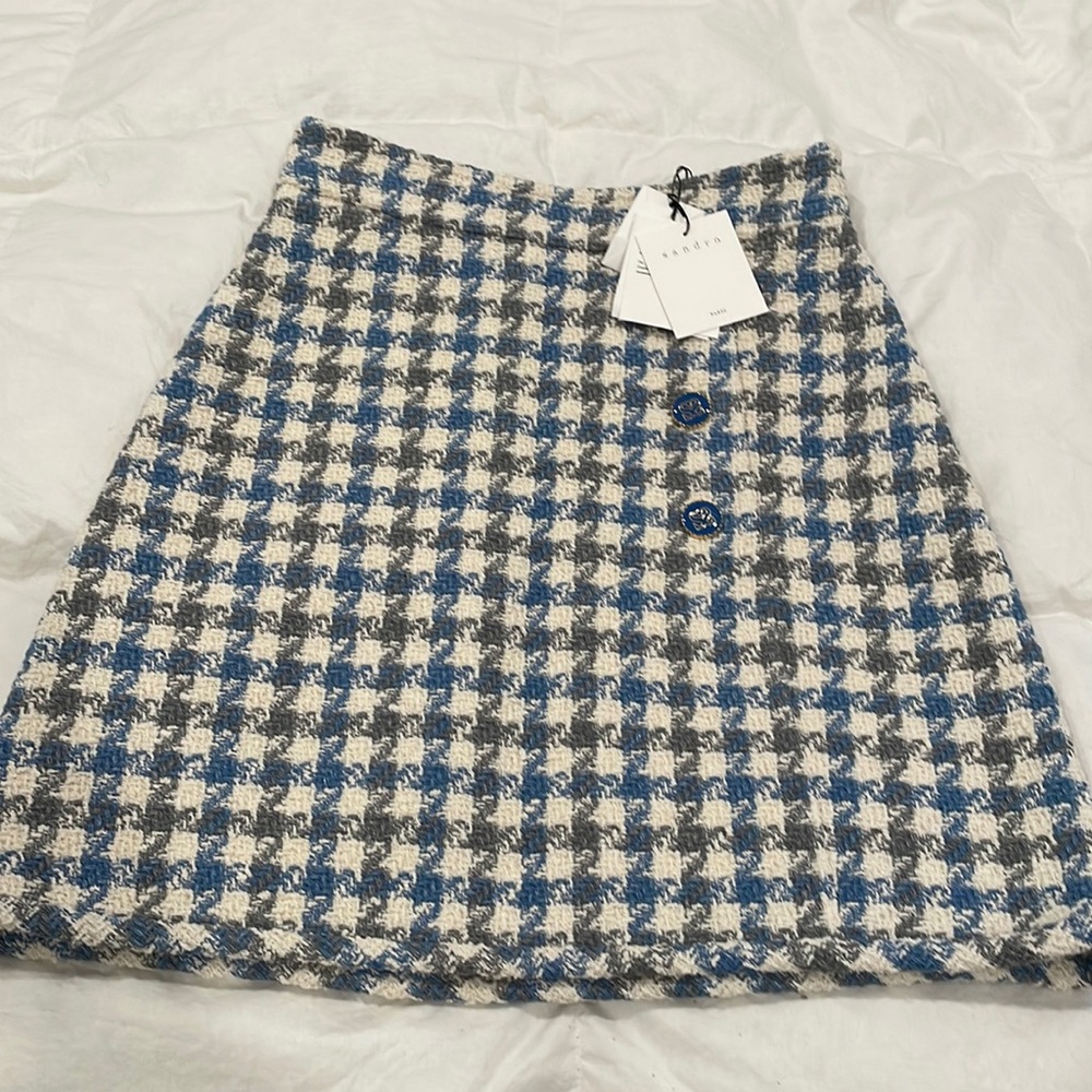 Beautiful classic tweed skirt by Sandro Paris. Size 1 French .